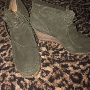 Lucky Brand Olive green suede wedges
